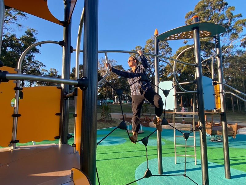 Person climbing on climbing net of Multiplay Unit