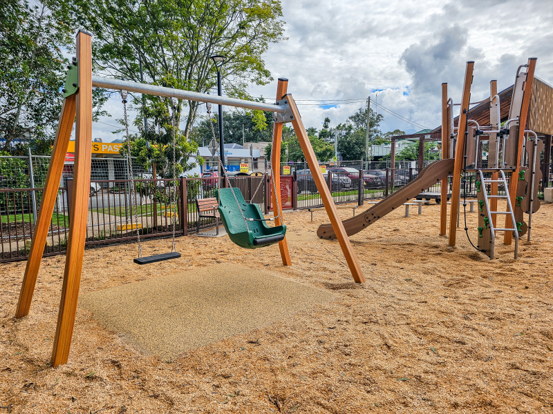 Kanopé Swing Set with flat seat and inclusive seat