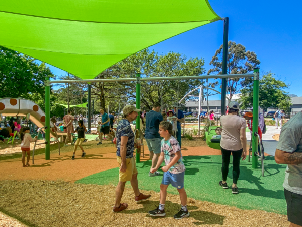 Swing set with two flat seats, a cradle seat and an inclusive seat